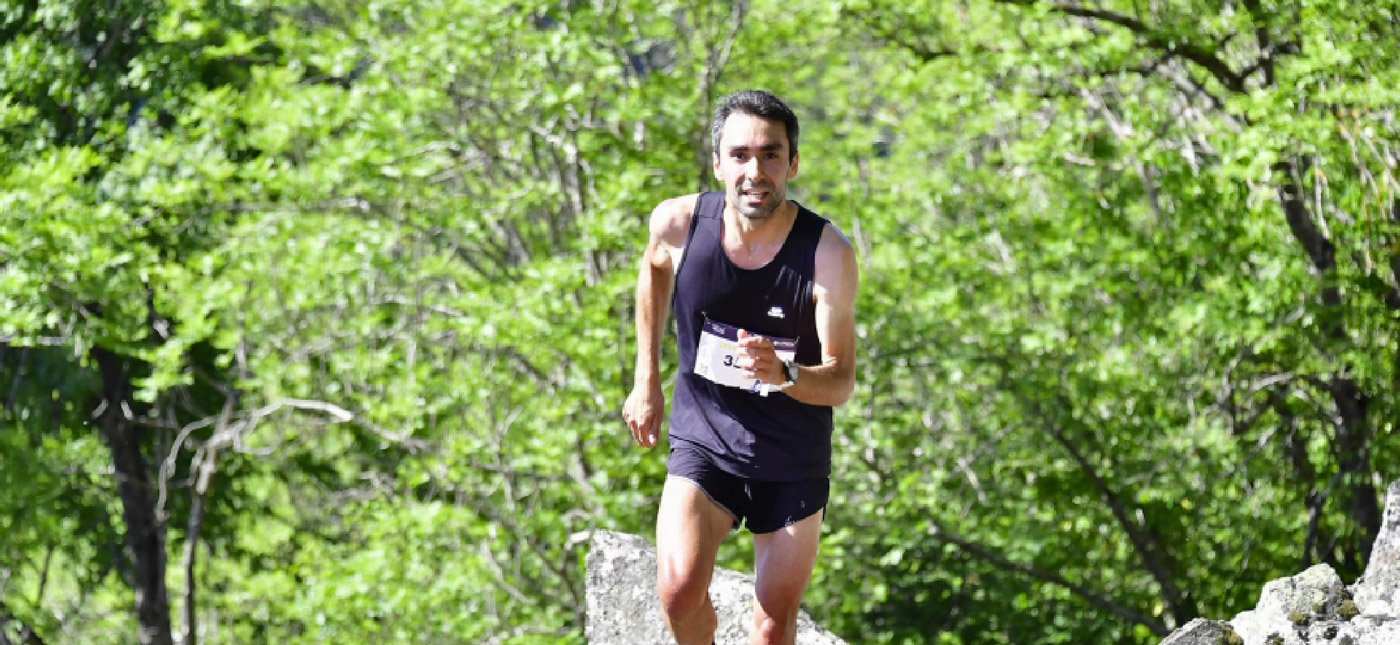 Thomas Lautier en course sur un sentier de trail