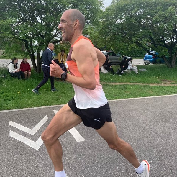 Coureur sur route suivi par Thomas