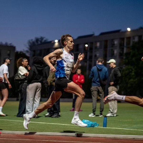Coureurs sur une piste d'athlétisme