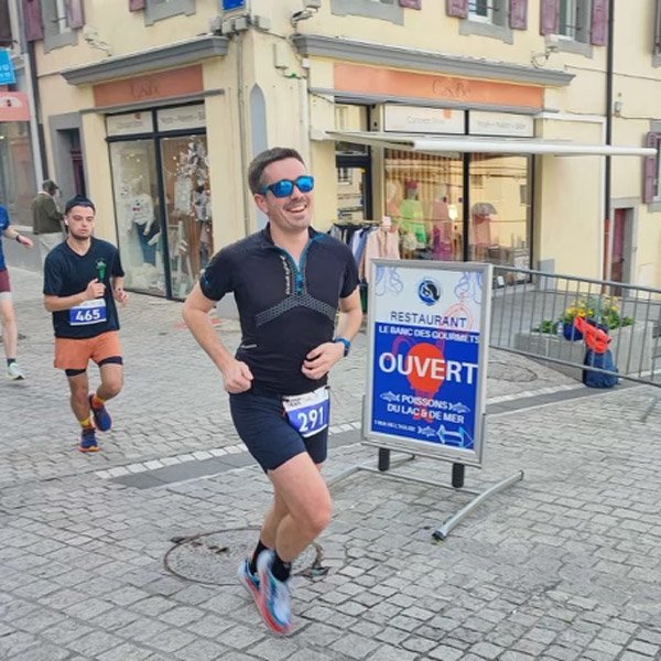 Coureur suivi par Thomas en course